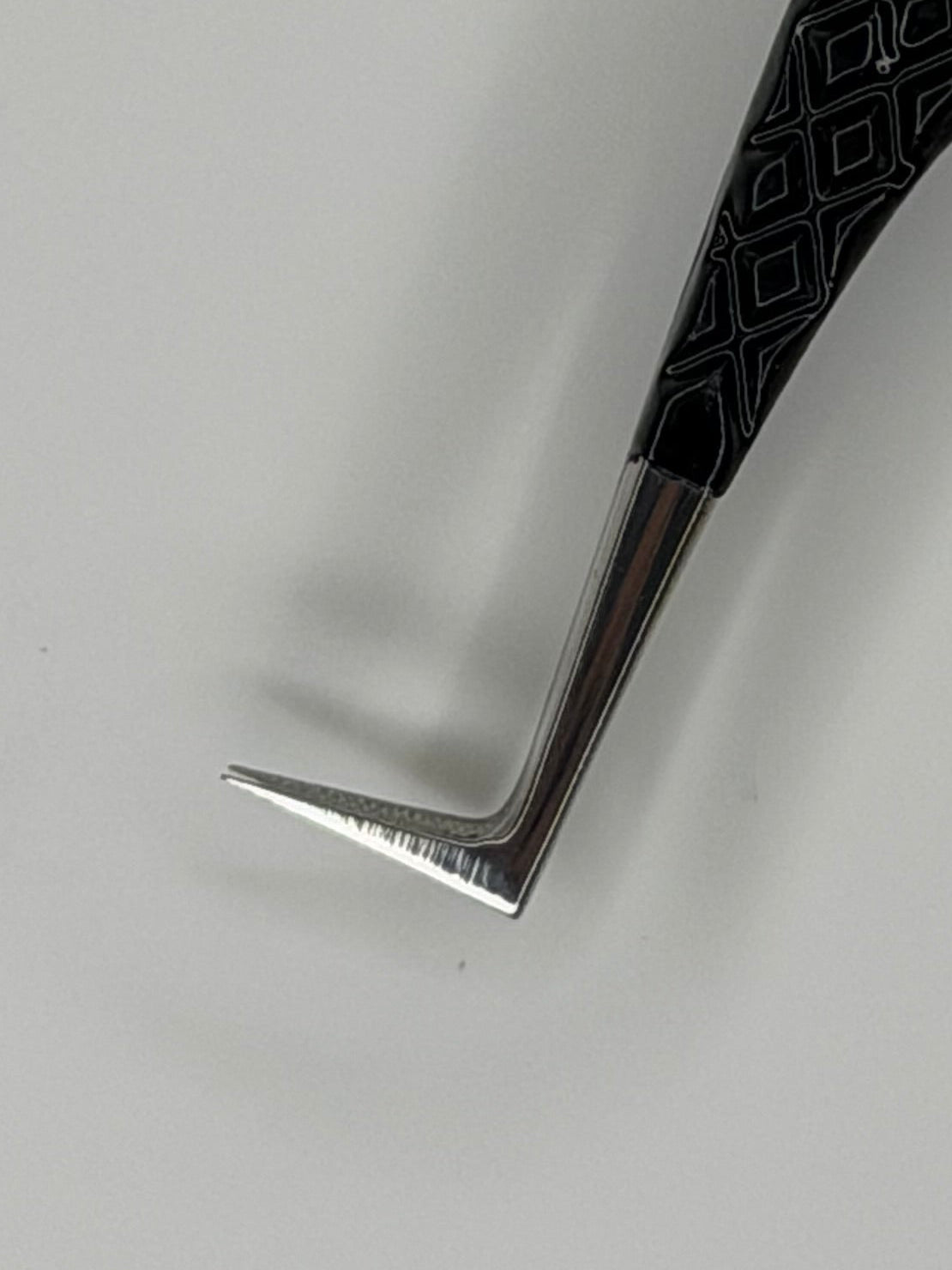 Queen B | Pick up Tweezer | Black